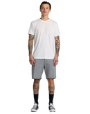 RVCA Back In Hybrid Short in Athletic Heather, 48% cotton 42% polyester 10% elastane 4-way stretch heathered fabric hybrid walkshort met peached finish DWR coating 19 inch outseam zipper fly RVCA button closure side slash pockets en back pocket in gemêleerde grijze Athletic Heather colorway, verkrijgbaar bij Revert 95 Haarlem