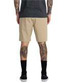 RVCA Back In Hybrid Short in Khaki, 48% cotton 42% polyester 10% elastane 4-way stretch heathered fabric hybrid walkshort met peached finish DWR coating 19 inch outseam zipper fly RVCA button closure side slash pockets en back pocket in warme aardse Khaki colorway, verkrijgbaar bij Revert 95 Haarlem