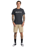 RVCA Back In Hybrid Short in Khaki, 48% cotton 42% polyester 10% elastane 4-way stretch heathered fabric hybrid walkshort met peached finish DWR coating 19 inch outseam zipper fly RVCA button closure side slash pockets en back pocket in warme aardse Khaki colorway, verkrijgbaar bij Revert 95 Haarlem