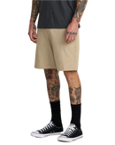 RVCA Back In Hybrid Short in Khaki, 48% cotton 42% polyester 10% elastane 4-way stretch heathered fabric hybrid walkshort met peached finish DWR coating 19 inch outseam zipper fly RVCA button closure side slash pockets en back pocket in warme aardse Khaki colorway, verkrijgbaar bij Revert 95 Haarlem