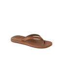 Reef Ojai Classic Slim dames slipper in Dark Brown met naad- en stikselvrije handschoenlederen voering, Cushion Foam voetbed en slanke drie-puntse riem, verkrijgbaar bij Revert 95 Haarlem