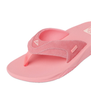 Reef Fanning dames slipper in Strawberry Suede met premium suède riem, high-rebound EVA voetbed, 360-graden luchtbel en ingebouwde flesopener, verkrijgbaar bij Revert 95 Haarlem