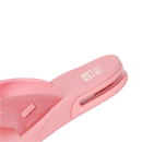 Reef Fanning dames slipper in Strawberry Suede met premium suède riem, high-rebound EVA voetbed, 360-graden luchtbel en ingebouwde flesopener, verkrijgbaar bij Revert 95 Haarlem