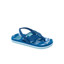 Reef Little Ahi kinderslipper in Royal Sharks met watervriendelijke bandjes, gecontoureerd EVA voetbed met haaienprint en rugband, verkrijgbaar bij Revert 95 Haarlem