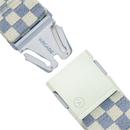 Arcade Belts Check riem in Sky Sage, geblokt dambordpatroon in hemelsblauw en saliegroen, stretch webbing van 85% gerecycled REPREVE polyester met patented A2 buckle systeem, verkrijgbaar bij Revert 95 Haarlem
