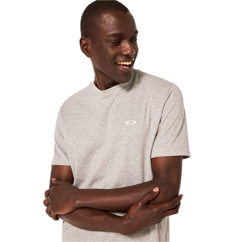 Koop de Oakley Relax T-shirt 2.0 veilig en snel bij Revert 95 online of kom hem checken in de winkel in Haarlem.