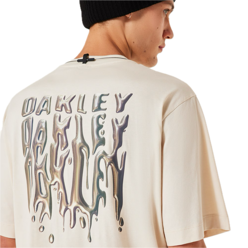 Oakley Tacked Metal Tee – zwart T-shirt met metalen Oakley-logo op de borst