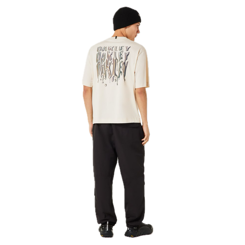 Oakley Tacked Metal Tee – zwart T-shirt met metalen Oakley-logo op de borst