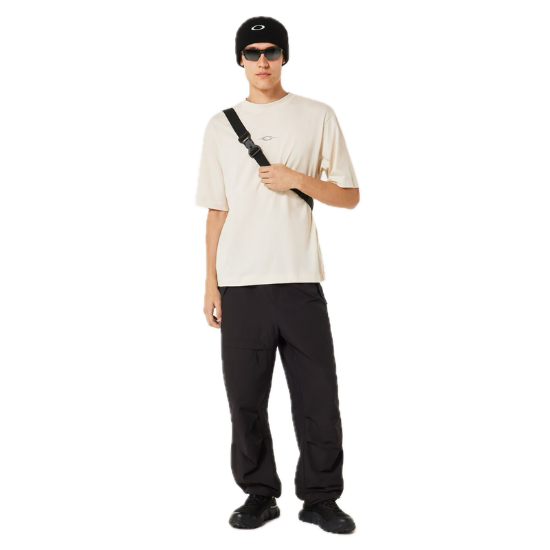 Oakley Tacked Metal Tee – zwart T-shirt met metalen Oakley-logo op de borst