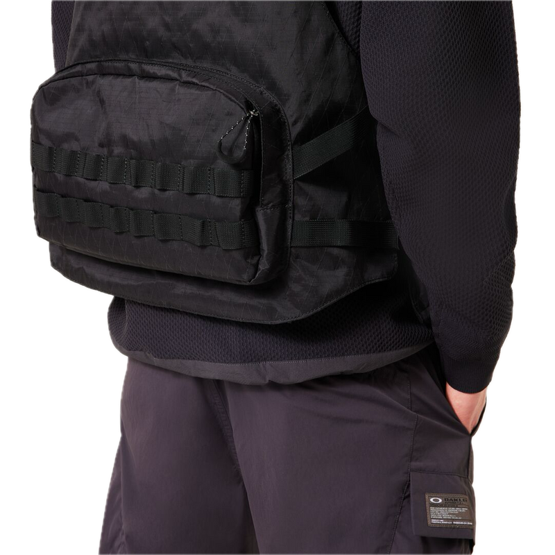 Koop de Oakley Field Gear Line AP Vest 5.0 veilig en snel bij Revert 95 online of kom hem checken in de winkel in Haarlem.