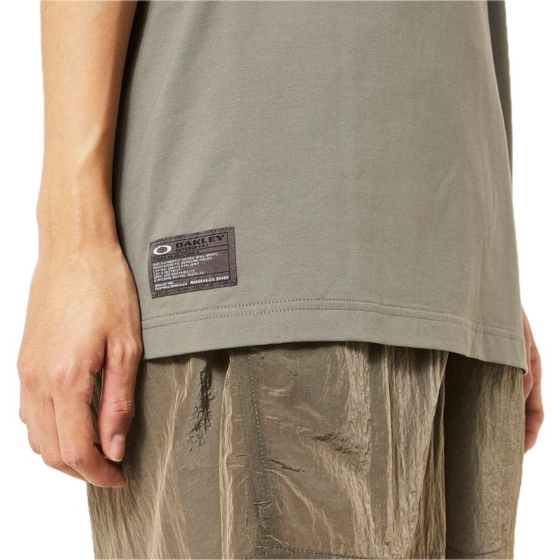 Koop de Oakley Field Gear Line Union Pocket Tee 5.0 veilig en snel bij Revert 95 online of kom hem checken in de winkel in Haarlem.