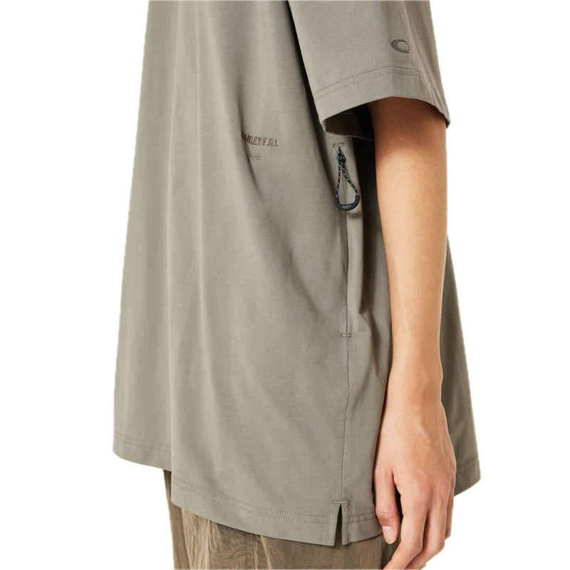 Koop de Oakley Field Gear Line Union Pocket Tee 5.0 veilig en snel bij Revert 95 online of kom hem checken in de winkel in Haarlem.