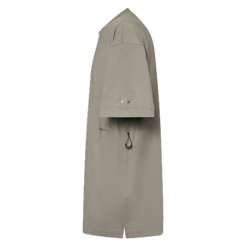 Koop de Oakley Field Gear Line Union Pocket Tee 5.0 veilig en snel bij Revert 95 online of kom hem checken in de winkel in Haarlem.