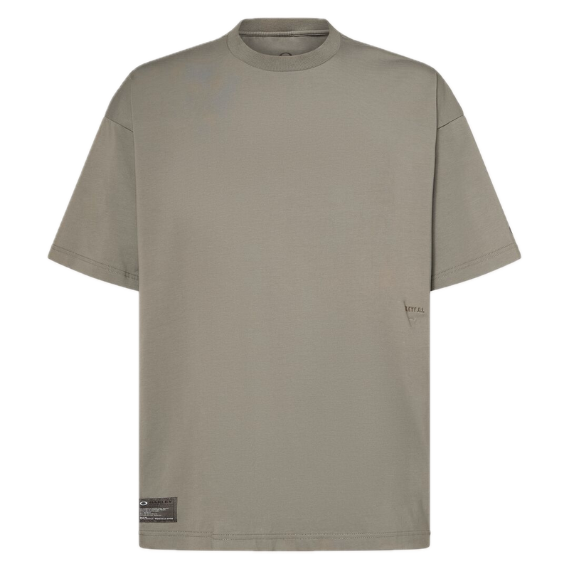 Koop de Oakley Field Gear Line Union Pocket Tee 5.0 veilig en snel bij Revert 95 online of kom hem checken in de winkel in Haarlem.