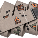 Arcade Belts Get Outside riem in Dunes colorway, stretch webbing van 85% gerecycled REPREVE polyester met patented A2 buckle systeem, metaalvrij en machine wasbaar, verkrijgbaar bij Revert 95 Haarlem