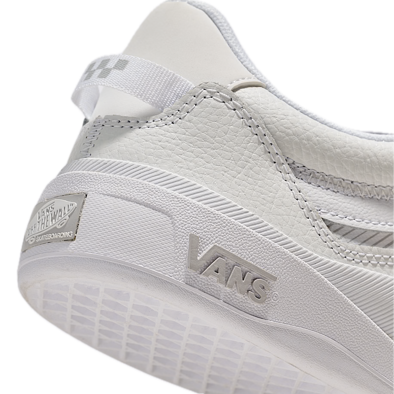 Koop de Vans Skate 2 Wayvee White en snel bij Revert 95 online of kom hem checken in de winkel in Haarlem.