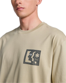 RVCA Face to Face Tee in Khaki, relaxed fit katoenen T-shirt met bold graphic van spiegelende gezichten op de rug en klein borstdetail, verkrijgbaar bij Revert 95 Haarlem