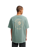 RVCA Stable SS Tee Balsam Green, t-shirt van 100% biologisch katoen met artwork van Pablo Dalas op voor- en achterkant, relaxed model, maten XS-XXL, verkrijgbaar bij Revert 95 Haarlem