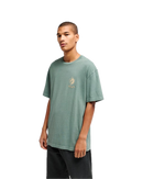 RVCA Stable SS Tee Balsam Green, t-shirt van 100% biologisch katoen met artwork van Pablo Dalas op voor- en achterkant, relaxed model, maten XS-XXL, verkrijgbaar bij Revert 95 Haarlem