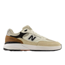 New Balance Numeric 933 Andrew Reynolds Sea Salt/Brown, skateschoen met suede leer mesh upper, ABZORB inlegzool en FuelCell midsole, verkrijgbaar bij Revert 95 Haarlem