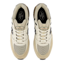 New Balance Numeric 933 Andrew Reynolds Sea Salt/Brown, skateschoen met suede leer mesh upper, ABZORB inlegzool en FuelCell midsole, verkrijgbaar bij Revert 95 Haarlem