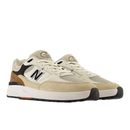 New Balance Numeric 933 Andrew Reynolds Sea Salt/Brown, skateschoen met suede leer mesh upper, ABZORB inlegzool en FuelCell midsole, verkrijgbaar bij Revert 95 Haarlem