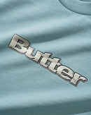 Butter Goods Alloy Logo T-Shirt in Dull Ocean, 100% katoen regular fit met rib-knit collar en screen printed Alloy Logo graphic op de voorkant, verkrijgbaar bij Revert 95 Haarlem