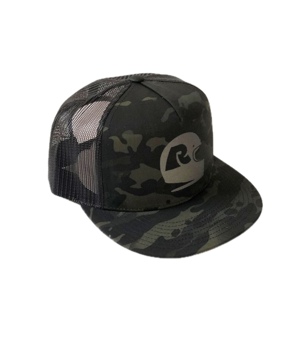 Rumble Black Camo Helmet Trucker Cap – trucker cap met black camo design, mesh achterkant en helmet-logo patch