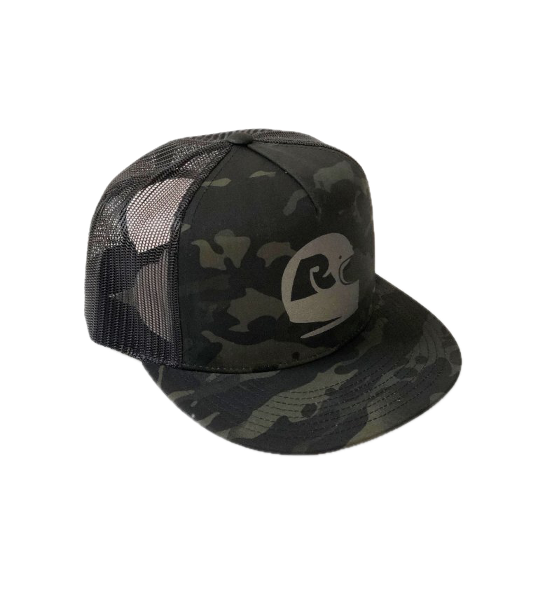 Rumble Black Camo Helmet Trucker Cap – trucker cap met black camo design, mesh achterkant en helmet-logo patch