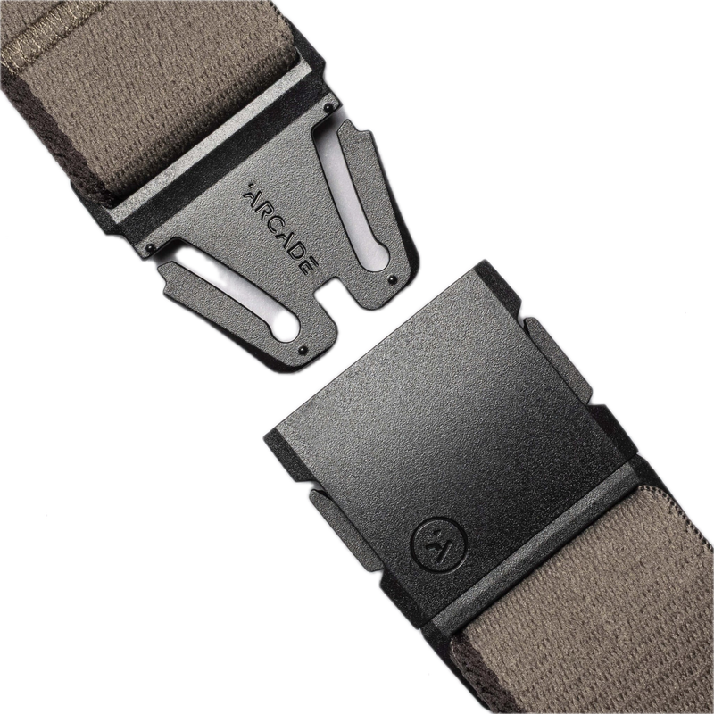 Arcade Belts Carto Slim Dunes Oat – slim fit stretchriem in zandkleur met verstelbare kliksluiting