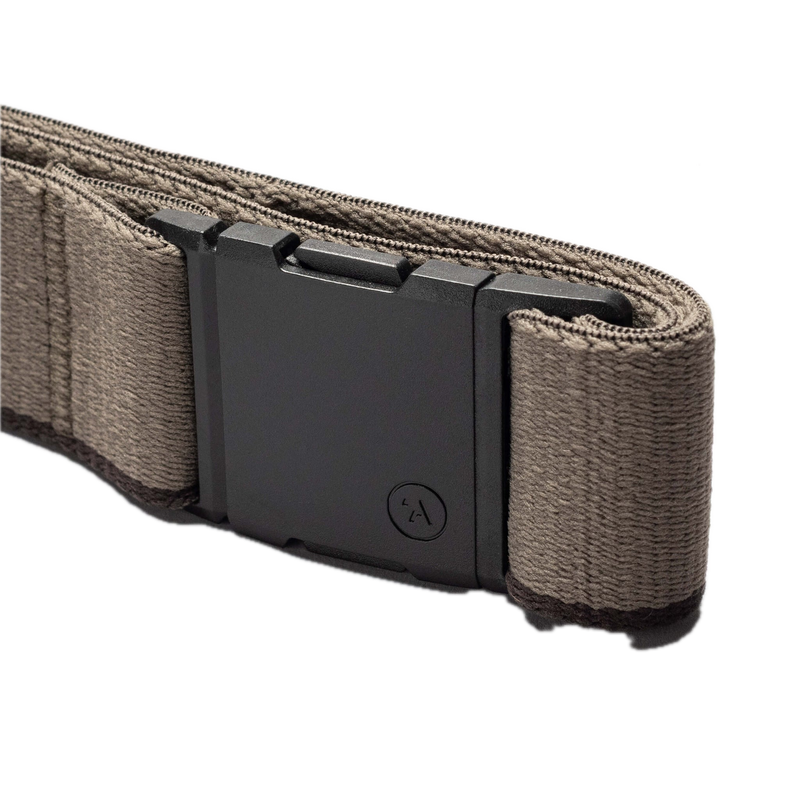 Arcade Belts Carto Slim Dunes Oat – slim fit stretchriem in zandkleur met verstelbare kliksluiting