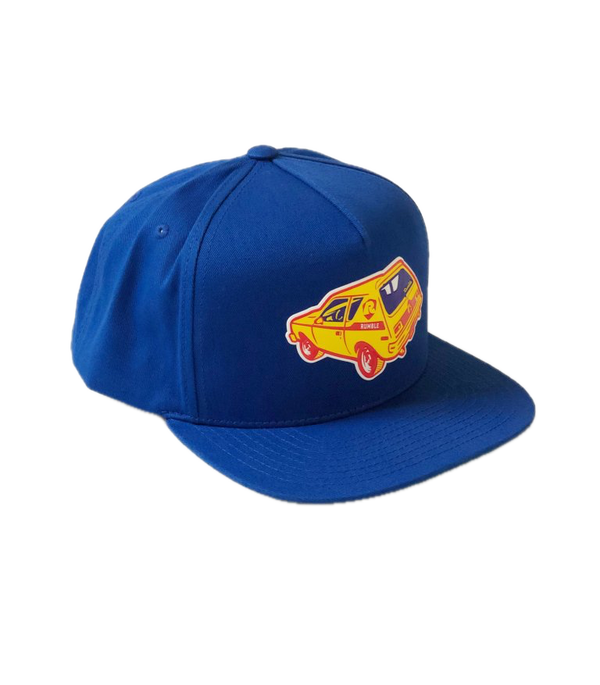 Rumble Blue Gremlin Snapback Cap – blauwe snapback cap met gele Gremlin-auto patch en platte klep