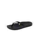 Reef Vista Ivy dames slipper in Black/Black met PVC-vrij vegan leather twee-band upper, metalen logo detail en gecushioned voetbed, verkrijgbaar bij Revert 95 Haarlem