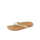 Reef Vista Ivy dames slipper in Golden Hour met PVC-vrij vegan leather twee-band upper, metalen logo detail en gecushioned voetbed, verkrijgbaar bij Revert 95 Haarlem