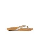 Reef Vista Ivy dames slipper in Golden Hour met PVC-vrij vegan leather twee-band upper, metalen logo detail en gecushioned voetbed, verkrijgbaar bij Revert 95 Haarlem