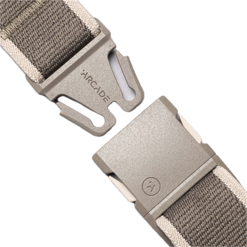 Arcade Belts Carto Slim Dunes Oat – slim fit stretchriem in zandkleur met verstelbare kliksluiting