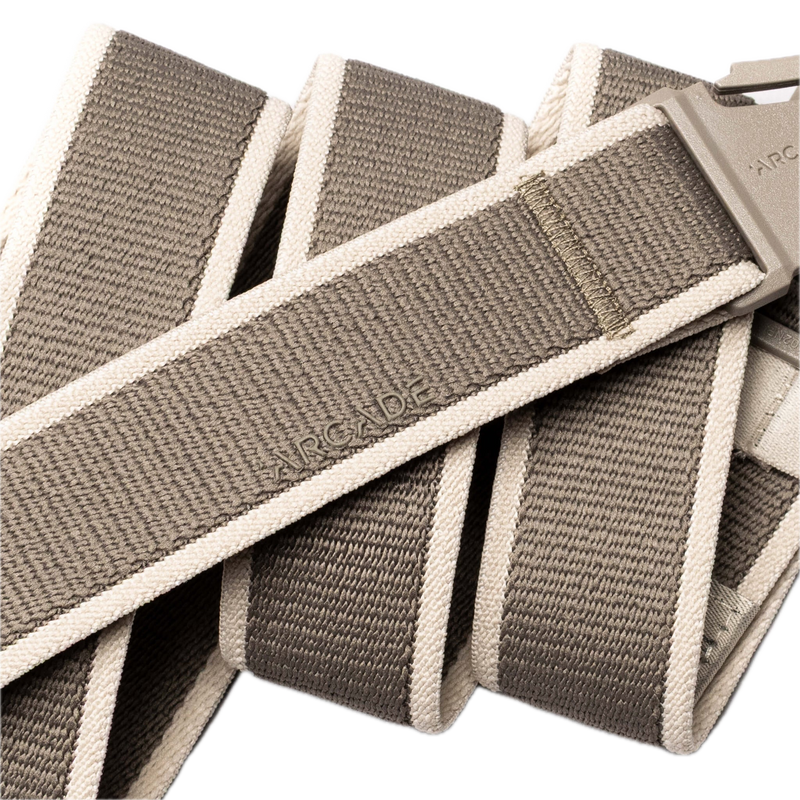 Arcade Belts Carto Slim Dunes Oat – slim fit stretchriem in zandkleur met verstelbare kliksluiting