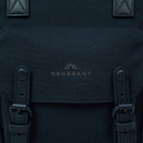 Doughnut Macaroon Meditative Dark Backpack in Ground, 16 liter dagrugzak van 900D poly canvas met lederen afwerking en laptopvak tot 14 inch, verkrijgbaar bij Revert 95 Haarlem