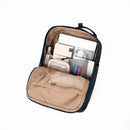 Doughnut Macaroon Meditative Dark Backpack in Ground, 16 liter dagrugzak van 900D poly canvas met lederen afwerking en laptopvak tot 14 inch, verkrijgbaar bij Revert 95 Haarlem