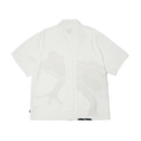 HUF Darien Resort Shirt in Multi, 100% rayon 150G camp collar short sleeve resort shirt met engineered HUF frog artwork op voorpanelen in witte basis met kleurrijke frog colors button-down front branded buttons side vent slits relaxed fit, verkrijgbaar bij Revert 95 Haarlem