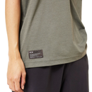 Koop de Oakley Field Gear Line Scratch Tee 5.0 veilig en snel bij Revert 95 online of kom hem checken in de winkel in Haarlem.