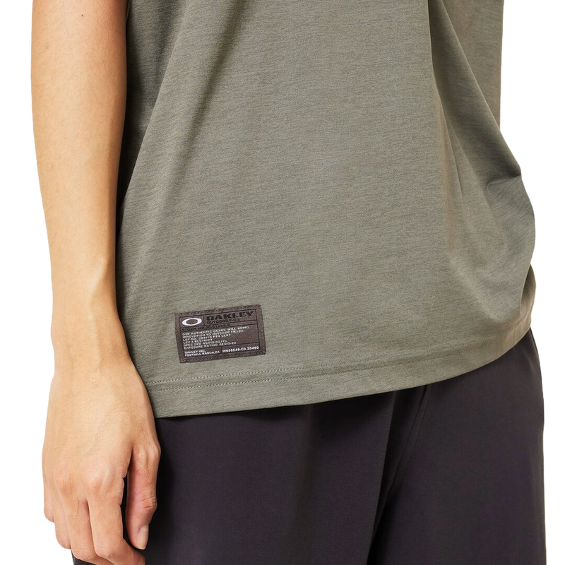 Koop de Oakley Field Gear Line Scratch Tee 5.0 veilig en snel bij Revert 95 online of kom hem checken in de winkel in Haarlem.