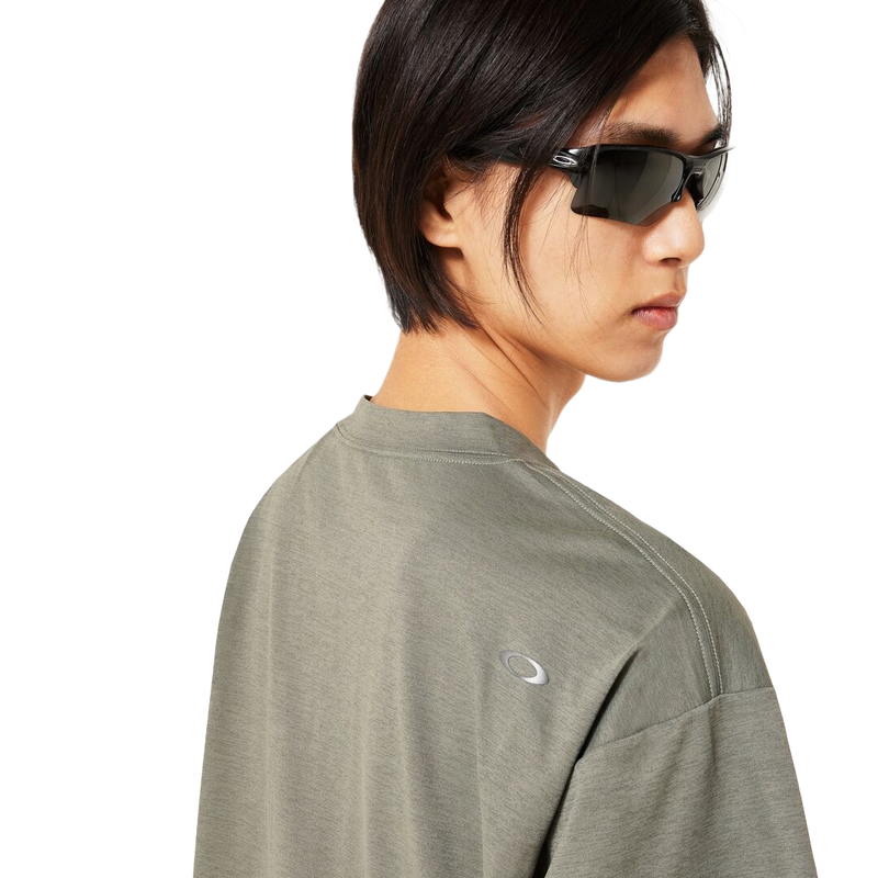 Koop de Oakley Field Gear Line Scratch Tee 5.0 veilig en snel bij Revert 95 online of kom hem checken in de winkel in Haarlem.
