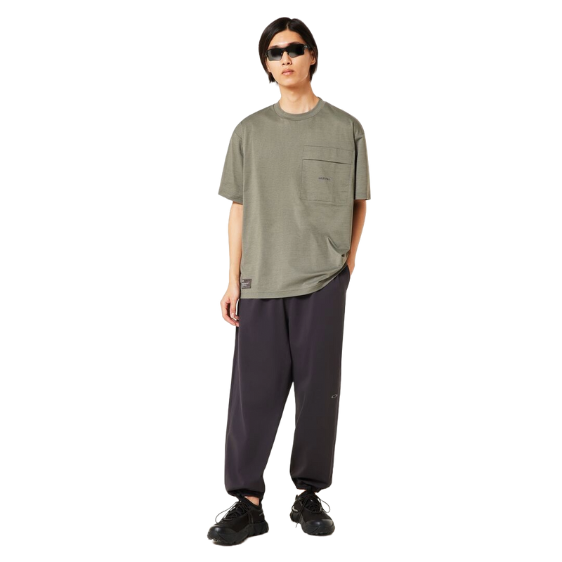 Koop de Oakley Field Gear Line Scratch Tee 5.0 veilig en snel bij Revert 95 online of kom hem checken in de winkel in Haarlem.