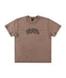 Former Praise T-shirt Washed Choc – heavyweight tee met ruggraphic en washed finish