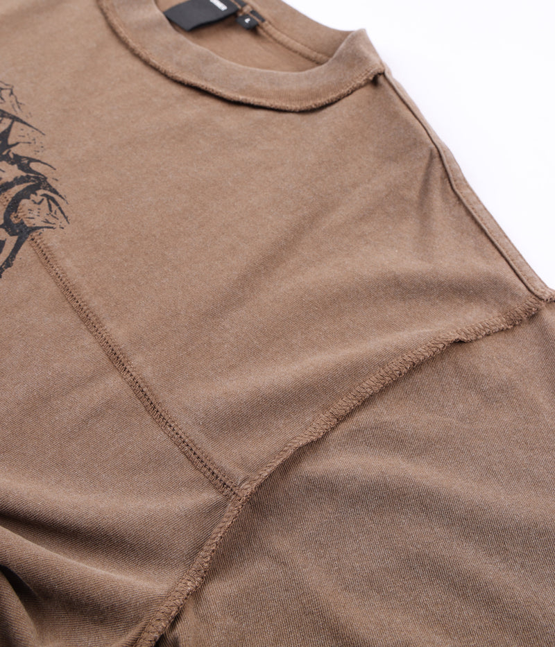 Former Praise T-shirt Washed Choc – heavyweight tee met ruggraphic en washed finish