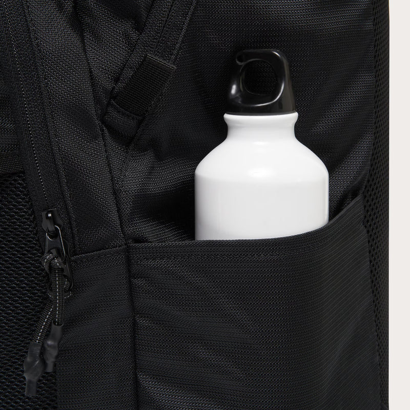 Oakley Essential Day Pack – lichtgewicht, functionele rugtas met laptopvak en subtiele Oakley-branding