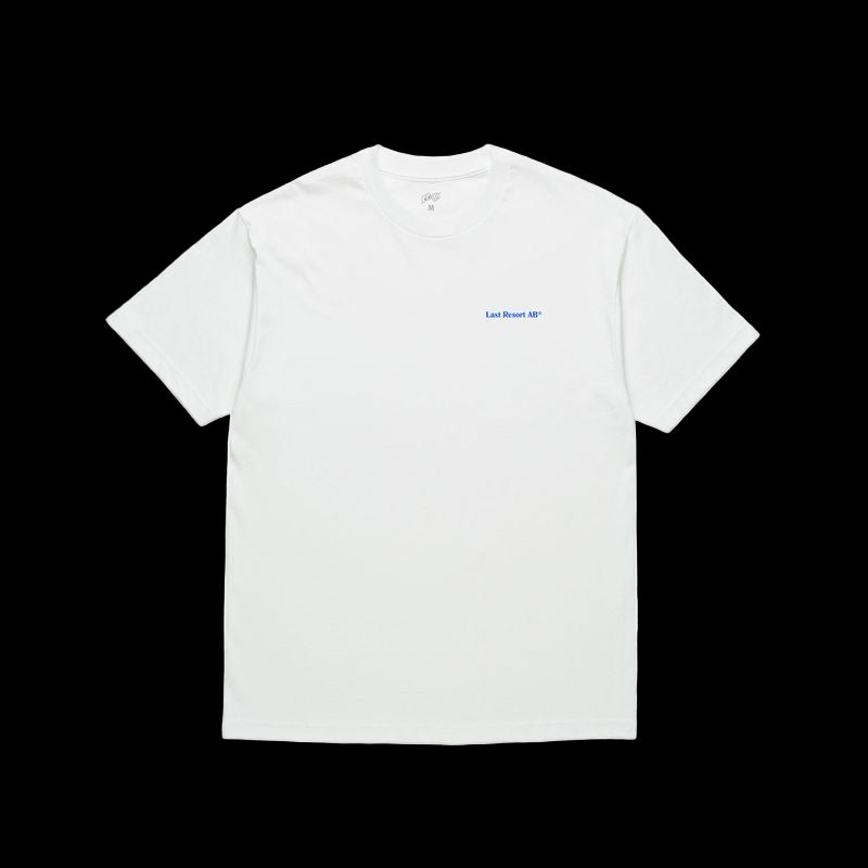 Last Resort AB Atlas Monogram SS Tee White Reflex Blue – wit T-shirt van 100% katoen met Reflex Blue Atlas Monogram-print op borst en rug