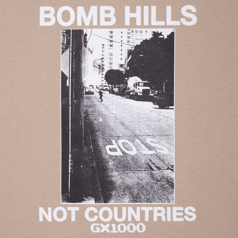Koop de GX1000 Bomb Hills Not Countries Sand White Font veilig en snel bij Revert 95 online of kom hem checken in de winkel in Haarlem.