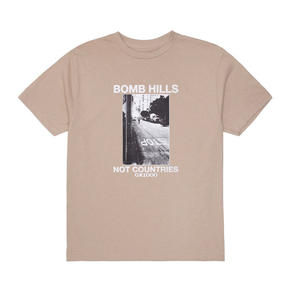 Koop de GX1000 Bomb Hills Not Countries Sand White Font veilig en snel bij Revert 95 online of kom hem checken in de winkel in Haarlem.